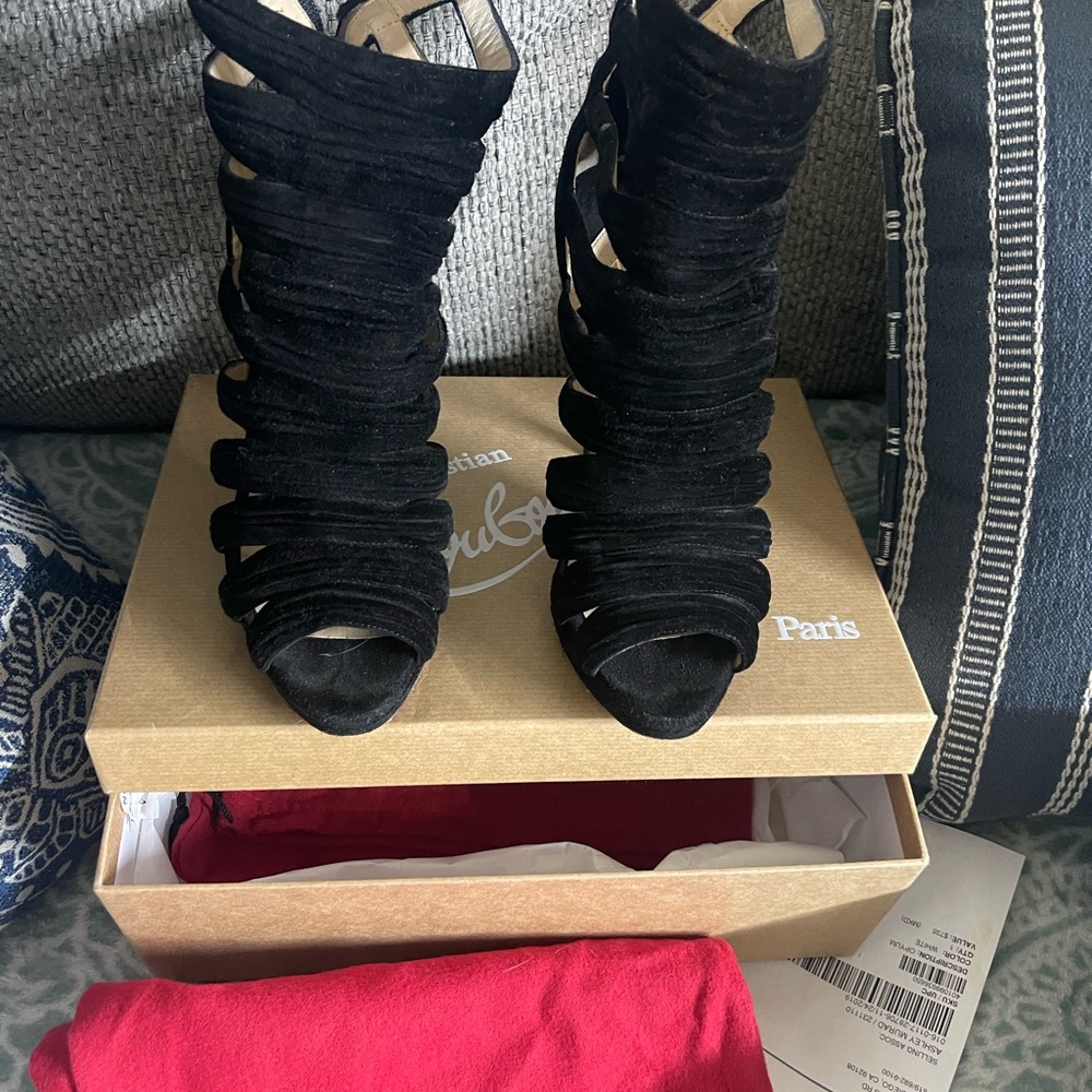 Size 6. Authentic - Picture 8 of 8